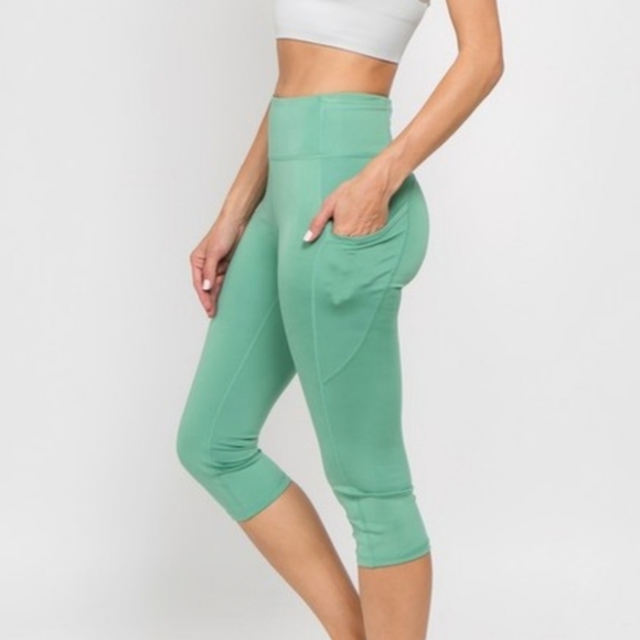 High-waisted, Moisture-wicking Green Capris Leggin - Picture 4 of 4